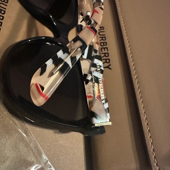 Authentic Burberry Sunglass - Picture 9 of 11